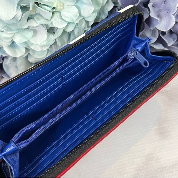 DC Comics Wonder Woman Double Sided Clutch Wallet - Picture 5 of 16